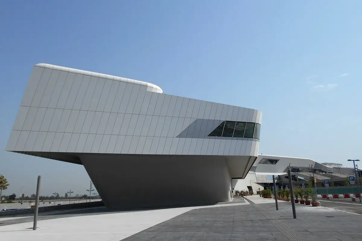 Stazione Afragola, capolavoro dell'architetto Zaha Hadid, con la sua forma futuristica che domina il paesaggio.