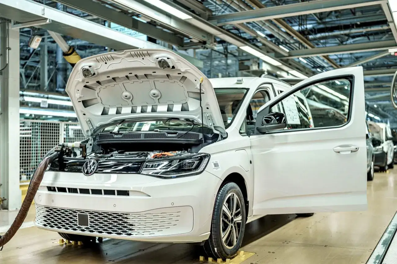 Biały Volkswagen Caddy na linii produkcyjnej. W Polsce produkowane są różne samochody, w tym te elektryczne.
