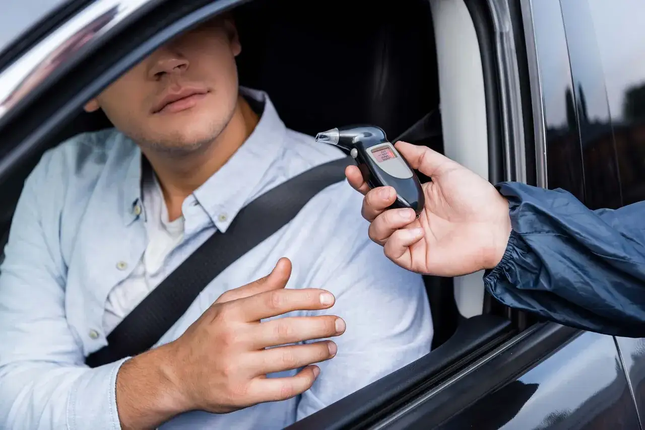 Un jeune conducteur passe un test d'alcoolémie. Le taux d'alcool autorisé pour les jeunes conducteurs est très bas.
