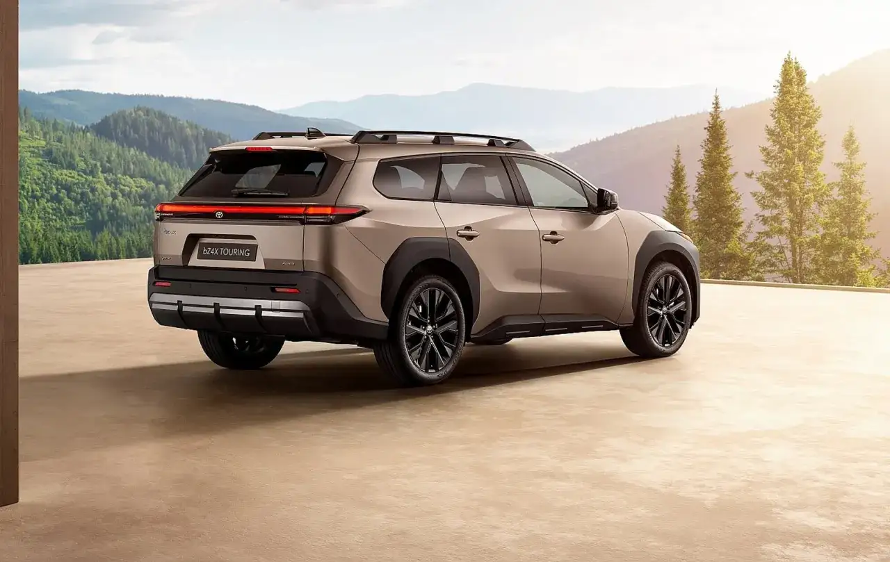 Elegancki Toyota bz4x cena w wersji Touring, zaparkowany na tle malowniczych gór.