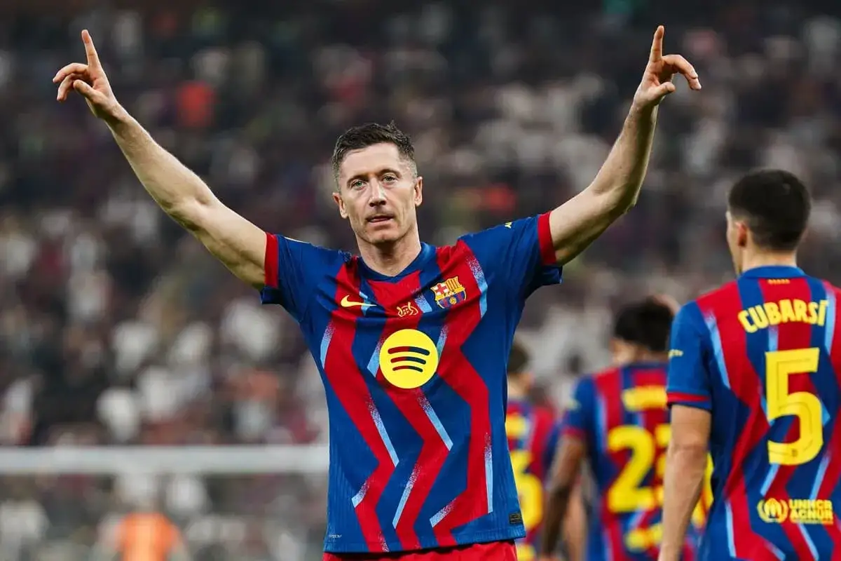 Robert Lewandowski w koszulce Barcelony, z podniesionymi rękami. Czy to zapowiedź kolejnych sukcesów i koniec barcelona pogłoski transferowe?