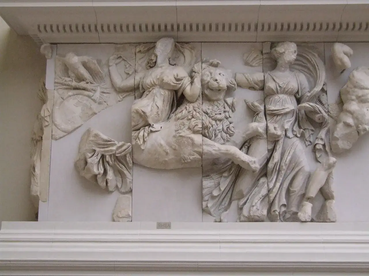Bas-relief antique représentant Rhéa, l'épouse de Cronos, chevauchant un lion.