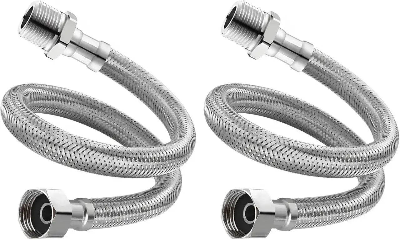 Deux tuyaux tressés en métal, un profilé souple pour la plomberie, avec des raccords filetés aux extrémités.