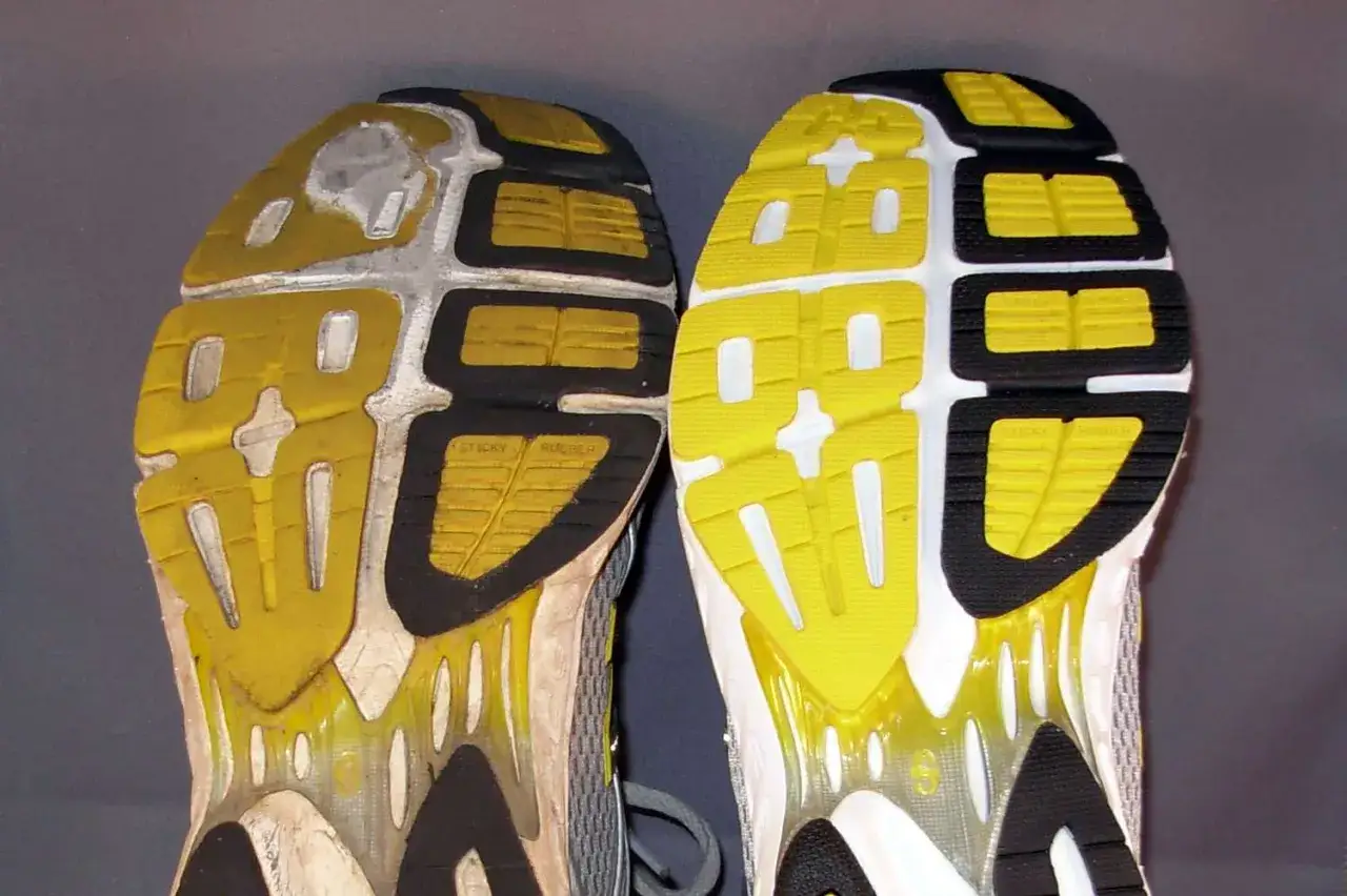 Suole di scarpe da running a confronto: una usurata, l'altra nuova. La durata delle scarpe running è visibile dall'usura del battistrada.