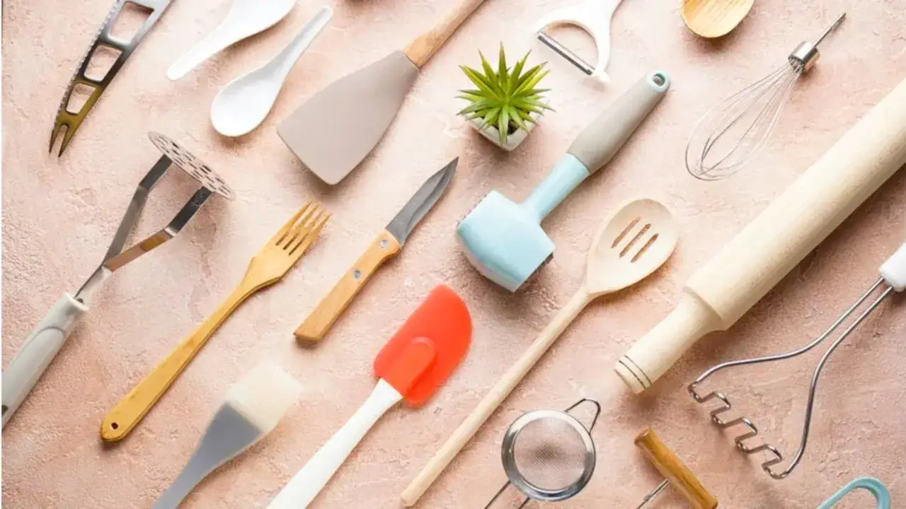 Utensilios de cocina variados, listos para aprender a cocinar. Rodillo, batidor, esp&aacute;tulas, tenedor, cuchillo, machacador y m&aacute;s.