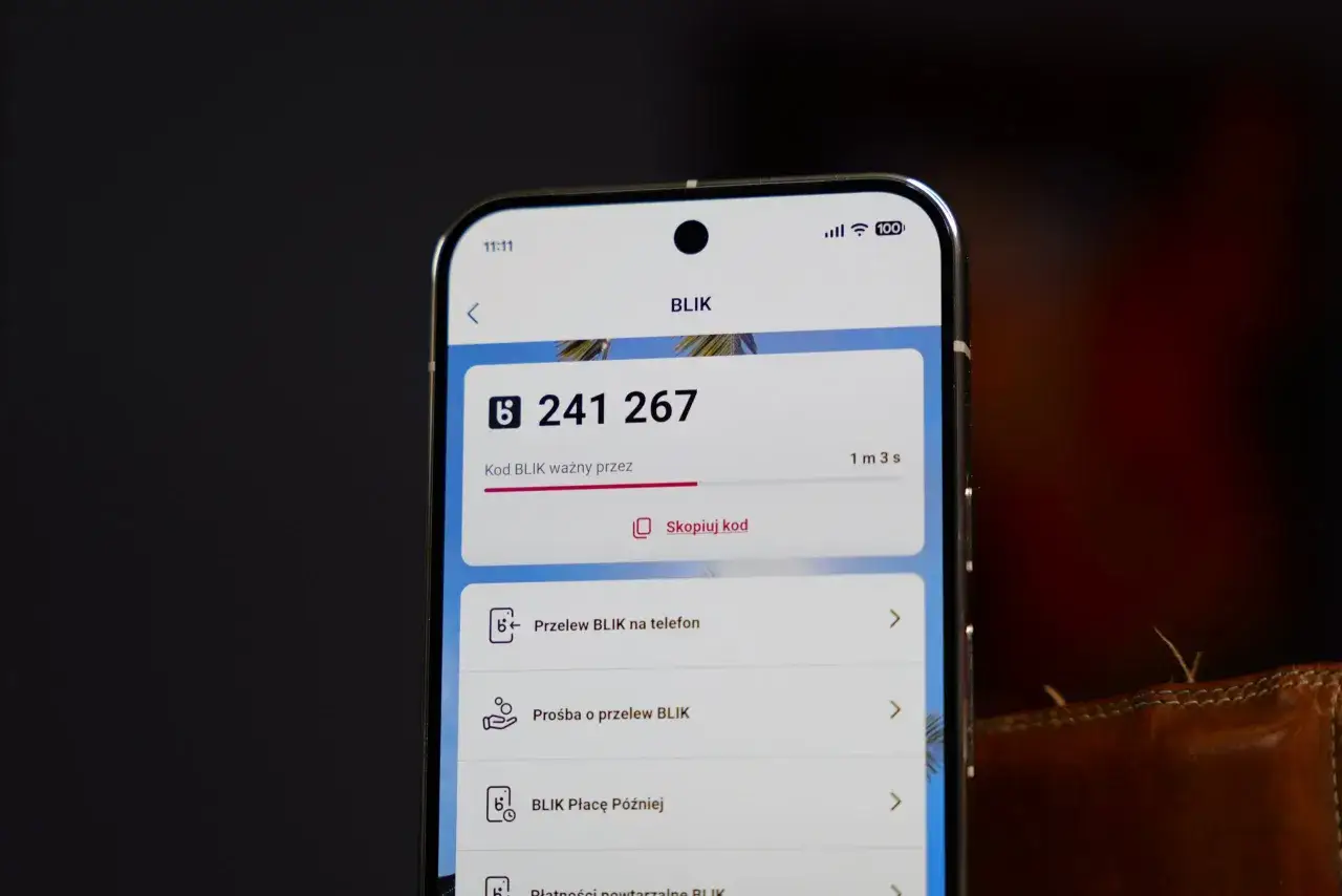 Ekran telefonu z aplikacją BLIK. Widoczny kod BLIK i opcja 