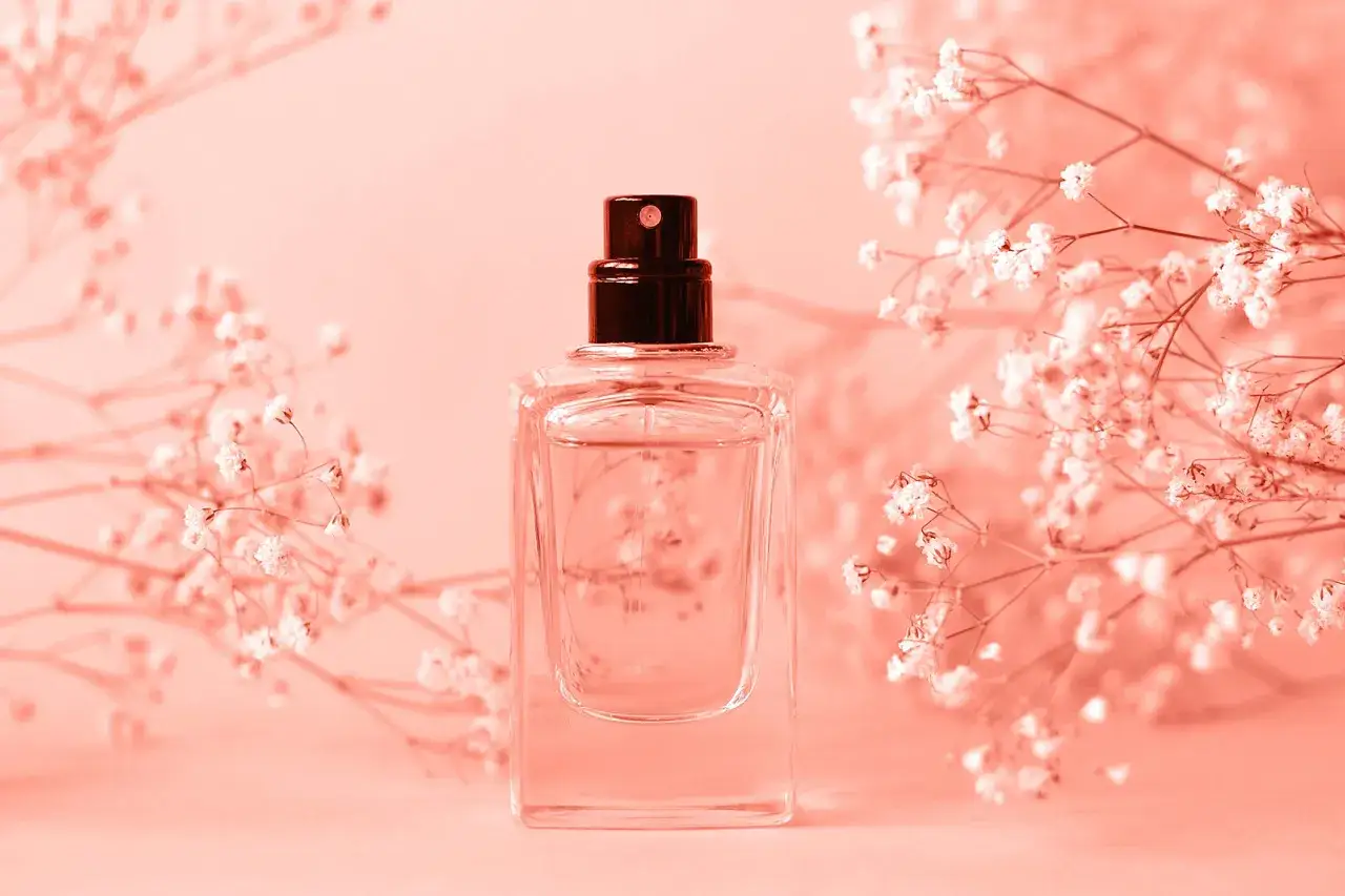 Elegancka butelka perfum otoczona delikatnymi gałązkami gipsówki. Zapach z nutą linaloolu, lekki i świeży.