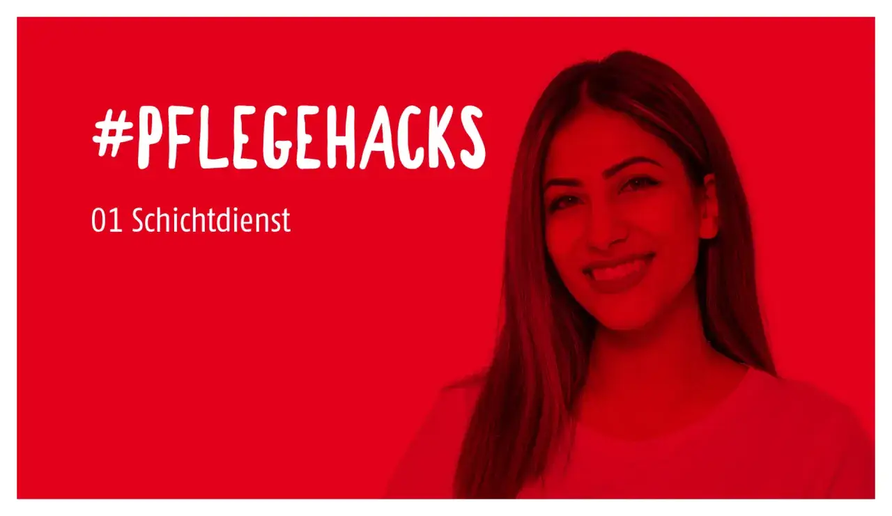 Junge Frau lächelt, #PFLEGEHACKS, 01 Schichtdienst. Eine zukünftige Pflegefachkraft in der Abendschule, die sich auf neue Herausforderungen freut.