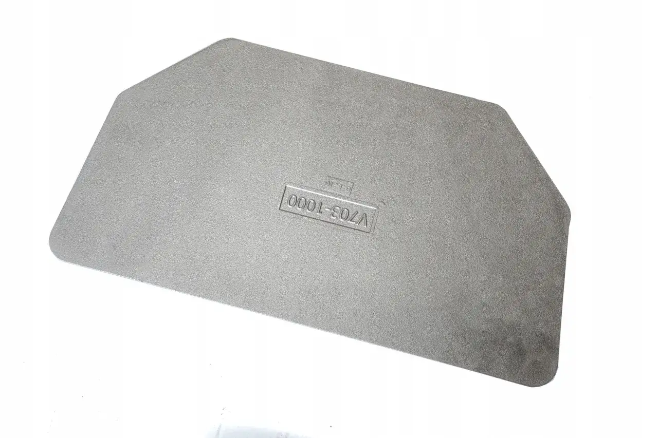 Metalowy deflektor do kominka francuskiego, oznaczony symbolem V703-1000, z widocznym napisem.