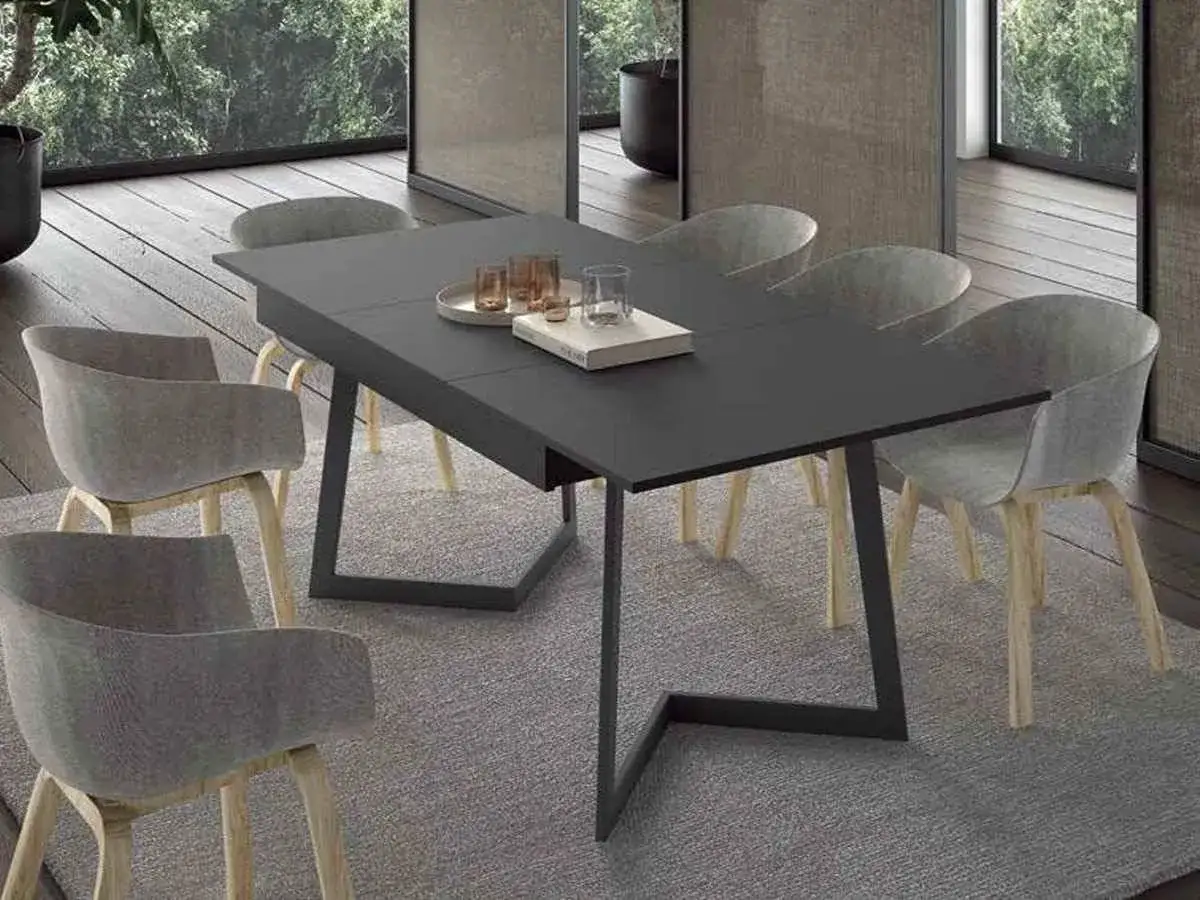 Mesa comedor extensible con patas metálicas, ideal para reuniones familiares.