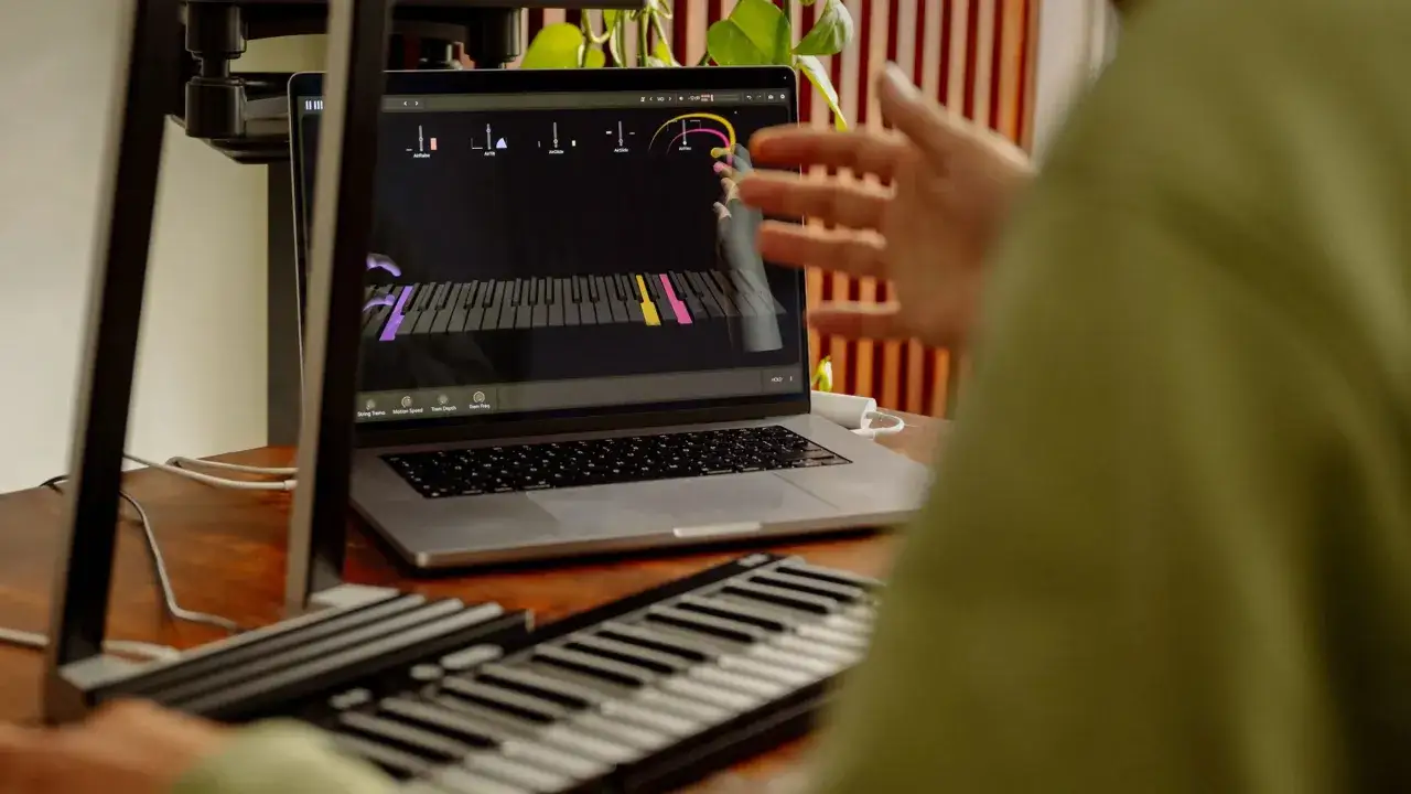 osoba grająca na keyboardzie z ułożonymi dłońmi