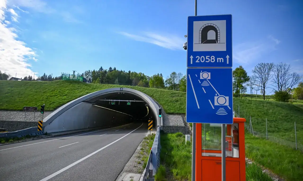 Znak informuje o odcinkowym pomiarze prędkości na A1. Tunel ma 2058 m długości.