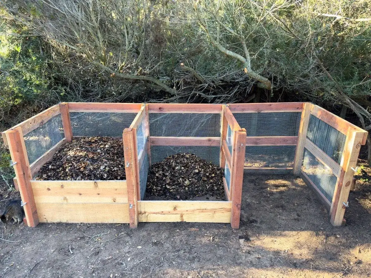 Compostiera a tre scomparti, ideale per imparare come fare il compost con foglie e scarti organici.