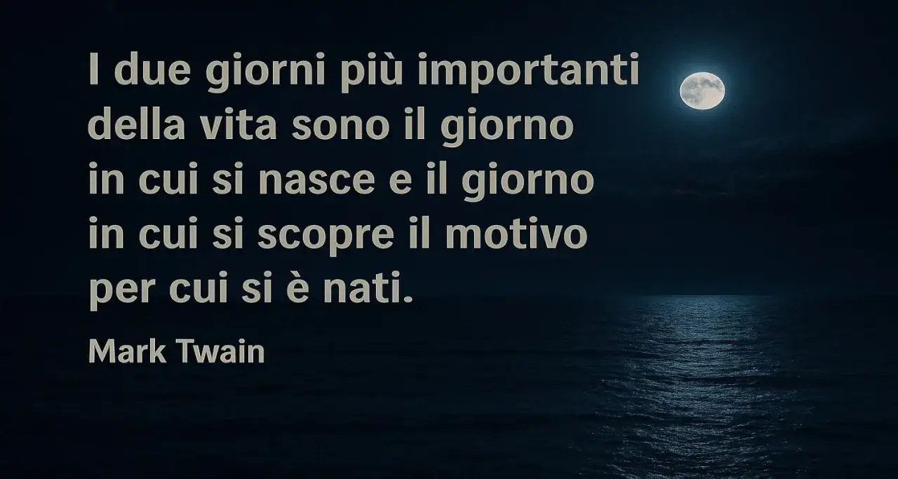 Un mare calmo sotto la luna piena, con la citazione di Mark Twain: