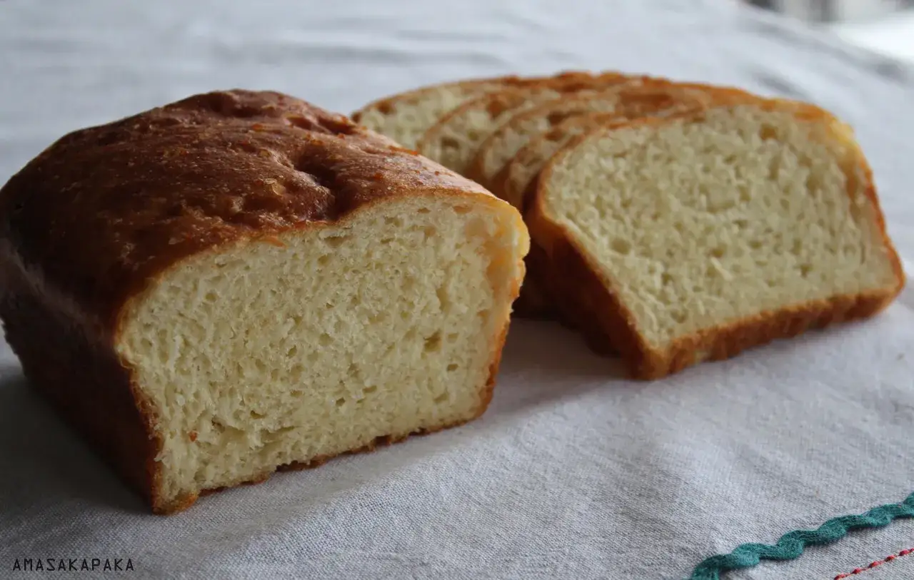 Pan de arroz casero, dorado y esponjoso, con rebanadas listas para disfrutar.