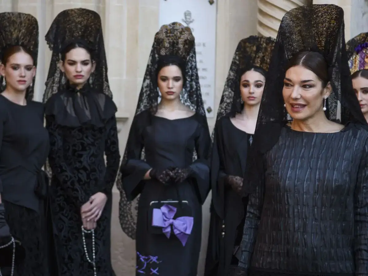 Mujeres con mantilla negra y maquillaje sobrio, vestidas de luto para la Semana Santa.