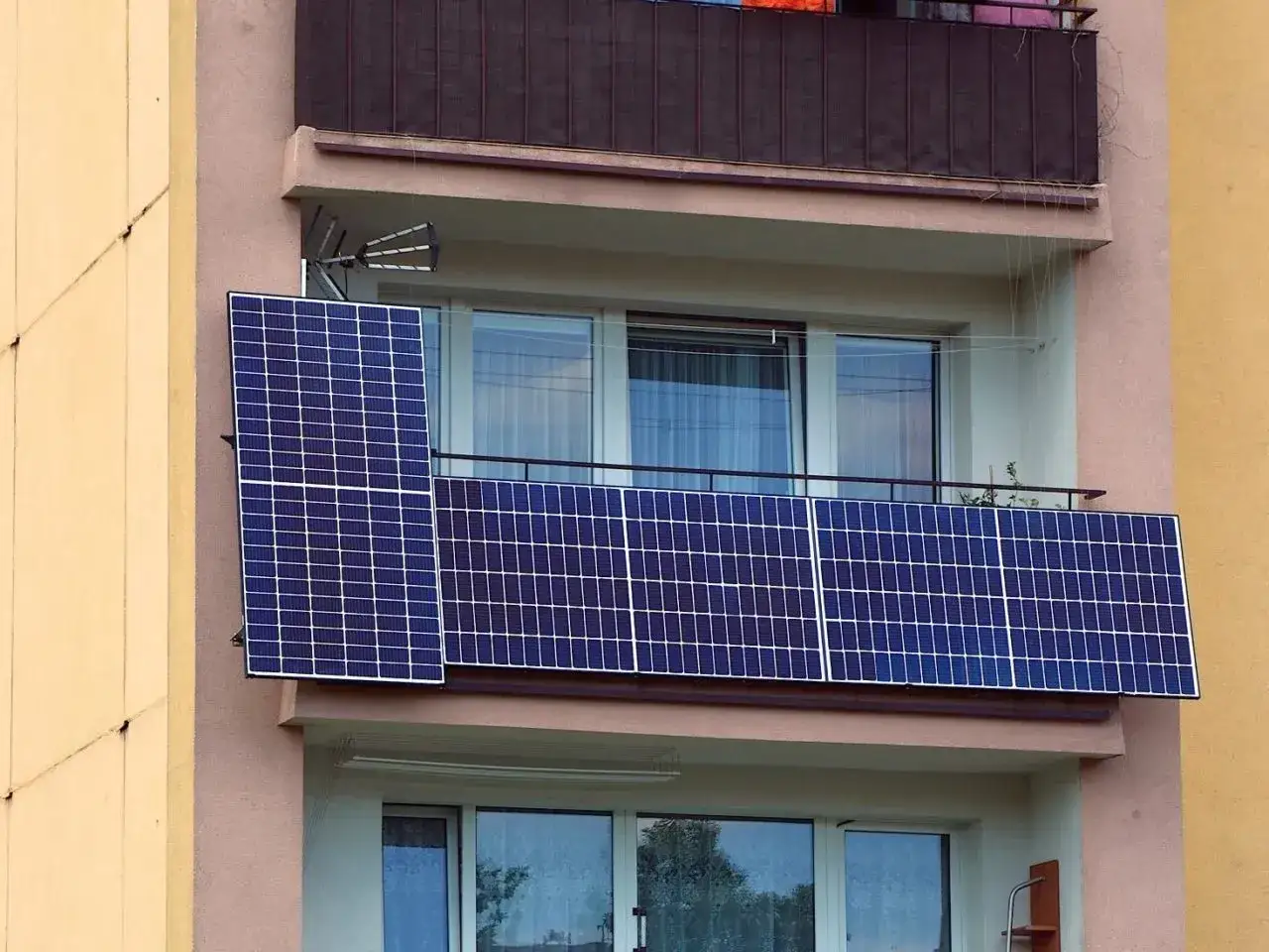 Panele fotowoltaiczne na balkonie to innowacyjne rozwiązanie dla każdego **prosumenta lokatorskiego**, który chce produkować własną energię.