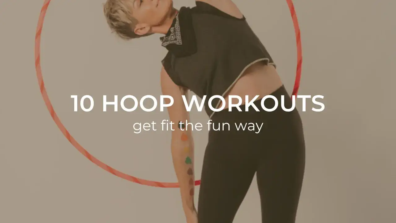 Kobieta z hula hop dla początkujących, ćwicząca w rytm muzyki. 10 treningów, by poczuć się fit w zabawny sposób.
