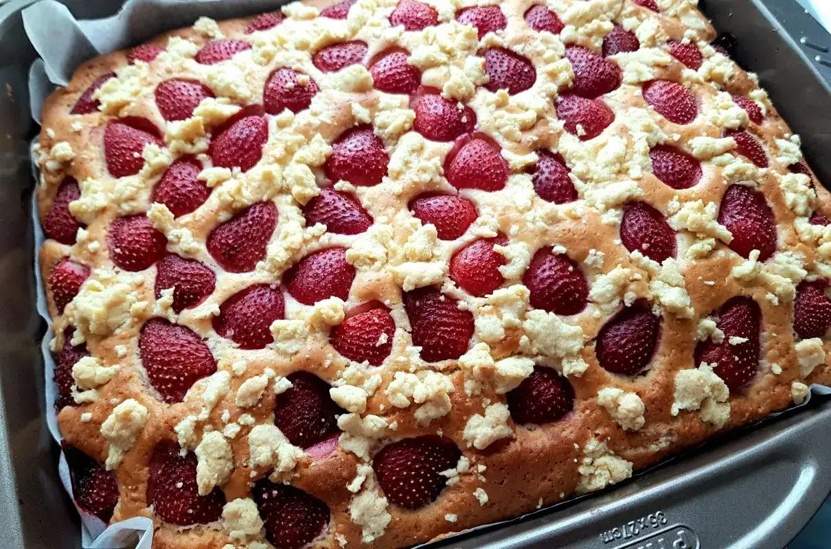 Pyszne ciasto z widelca z truskawkami i kruszonką, prosto z blachy. Idealne na letnie popołudnie.