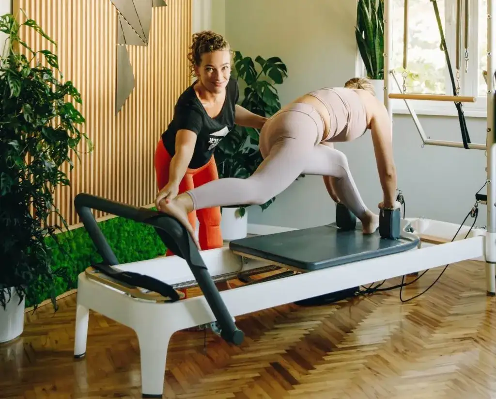pilates na reformerze i na macie porównanie