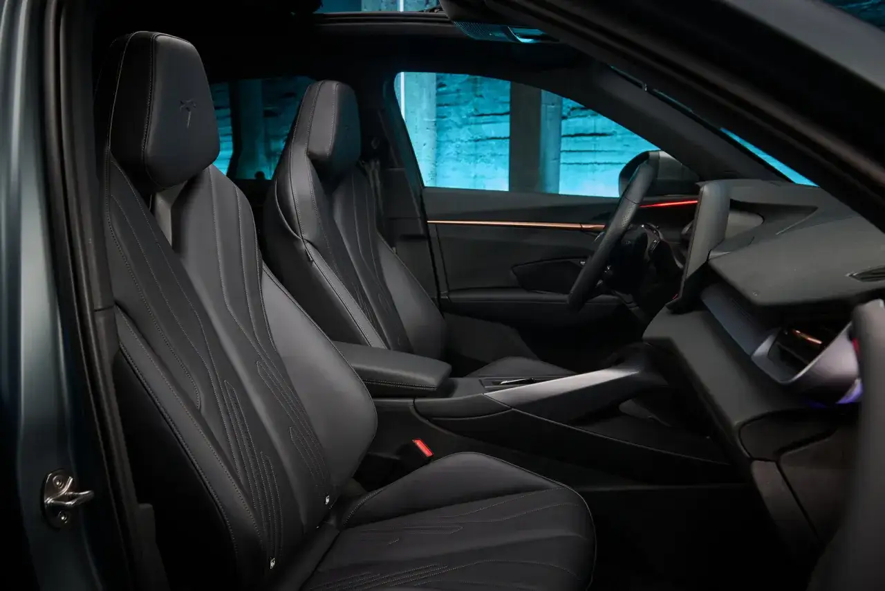 Interni in pelle nera con cuciture a contrasto e logo Cupra sui sedili. Il cruscotto moderno e il volante sportivo definiscono gli interni della Cupra Terramar.