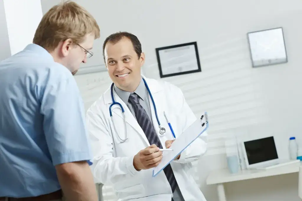 lekarz urolog z pacjentem, urologia, gabinet urologiczny