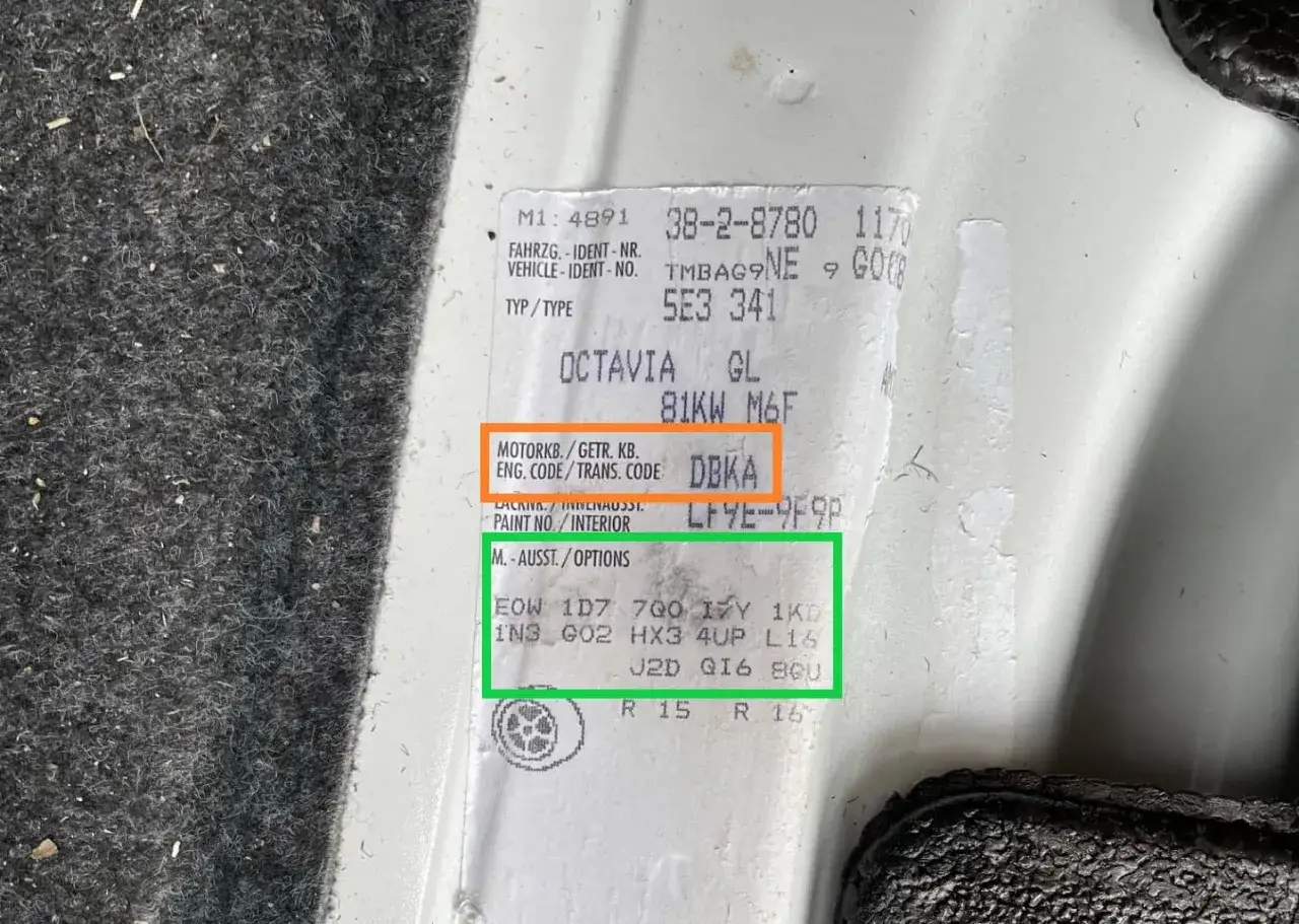 Detaljerad etikett från en bil, troligen en Skoda Octavia GL. Anger motor- och växellådskod (DBKA), samt annan information som kan vara relevant för bilens årsmodell.