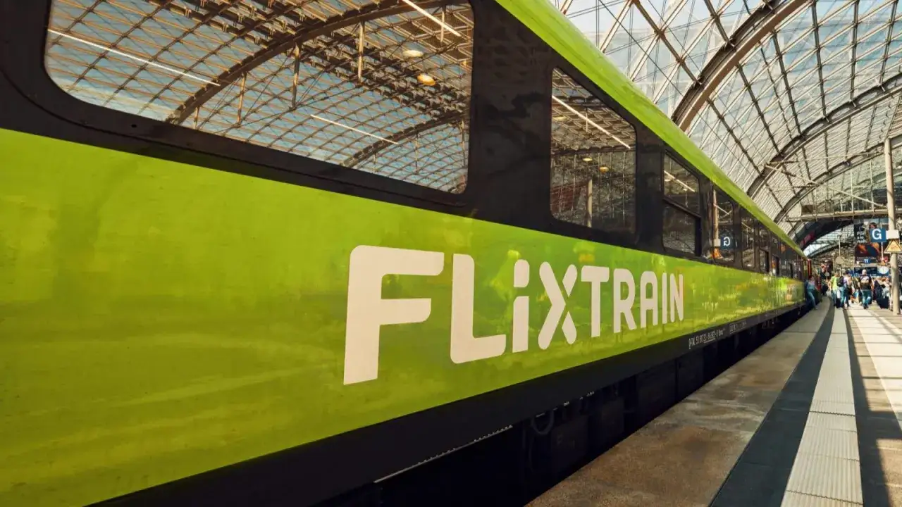 Zielony pociąg FlixTrain na peronie. Już wkrótce podróż FlixTrain Polska!