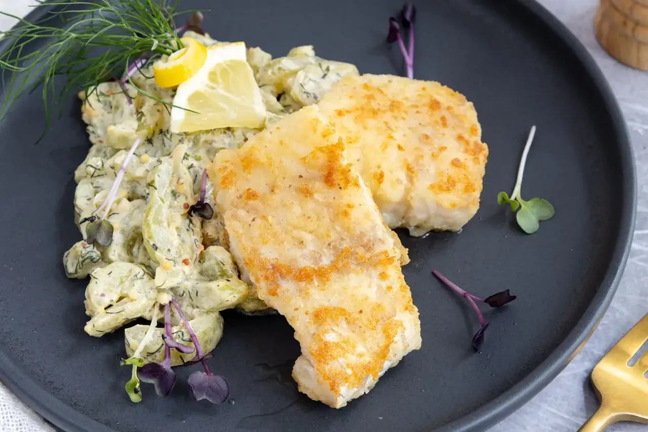 Gebratener Kabeljau mit Kartoffelsalat. Wie lange braten? Goldbraun und saftig, perfekt zubereitet.