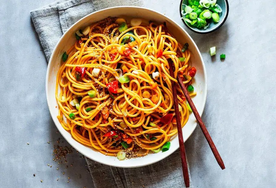 drei verschiedene spaghettisalat dressings in schalen