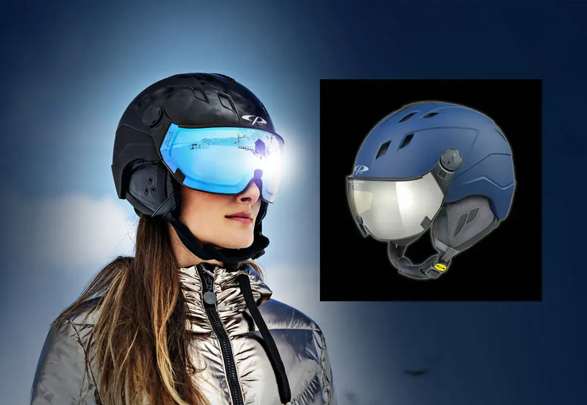 Casque de ski noir avec visi&egrave;re miroir bleue, et un autre casque de ski bleu avec visi&egrave;re argent&eacute;e.
