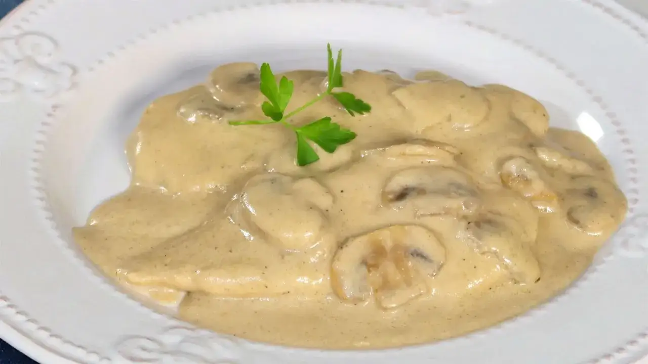 Delicioso pollo con champi&ntilde;ones en salsa cremosa, adornado con perejil fresco. Un plato reconfortante y sabroso.