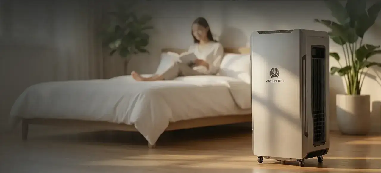 Humidificador que alivia la alergia, con una mujer leyendo en cama.