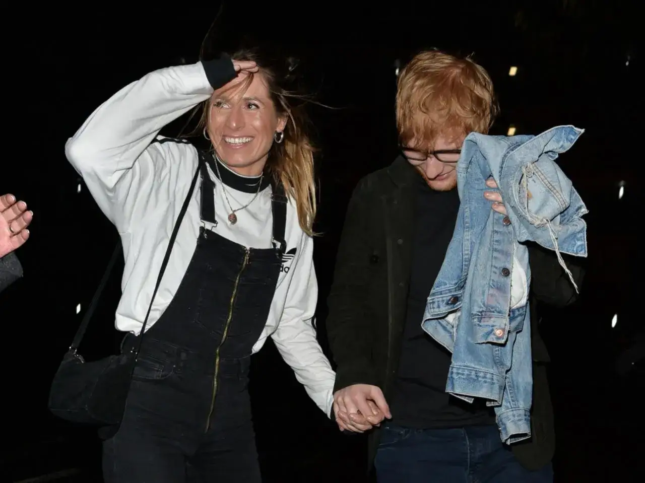 Ed Sheeran trzyma za rękę swoją żonę, Cherry Seaborn, podczas wieczornego wyjścia.