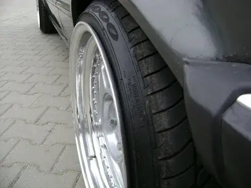 Opona naciągnięta na felgę a opona balonowa