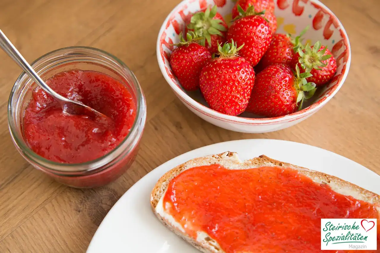 Frische Erdbeeren und selbstgemachte Erdbeermarmelade, perfekt für ein Frühstück. Dieses Erdbeermarmelade Rezept ist einfach und lecker.