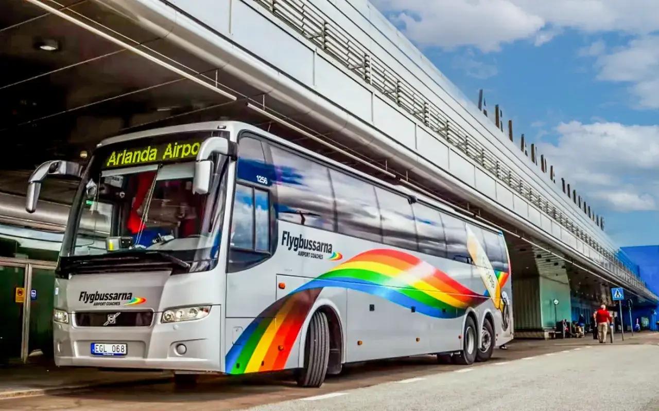 Autobus Flygbussarna z tęczowym wzorem czeka na pasażerów na Arlanda Airport w Sztokholmie.
