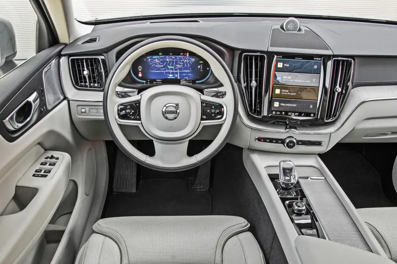 Wnętrze Volvo XC60 z ekranem nawigacji i multimediów. Sprawdź aktualną volvo xc60 cena i wyposażenie.