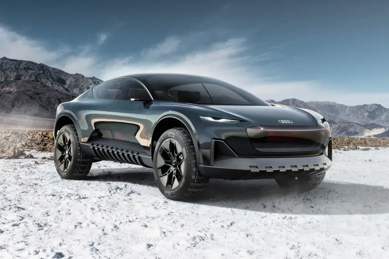 Ein futuristischer Audi A4 e-tron Concept SUV f&auml;hrt durch eine karge, felsige Landschaft unter einem dramatischen Himmel.
