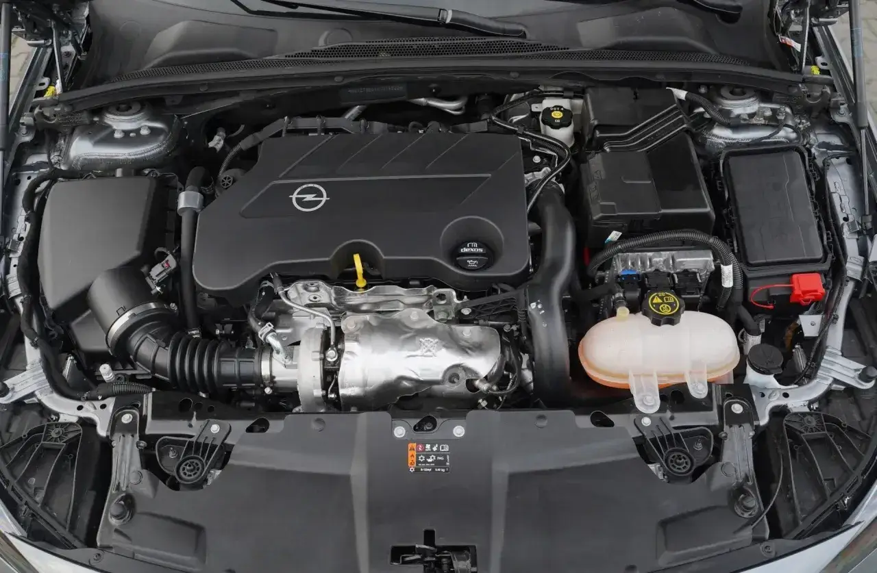 Silnik Opla Insignii. Dbałość o detale i nowoczesne rozwiązania wpływają na niskie **opel insignia spalanie**.