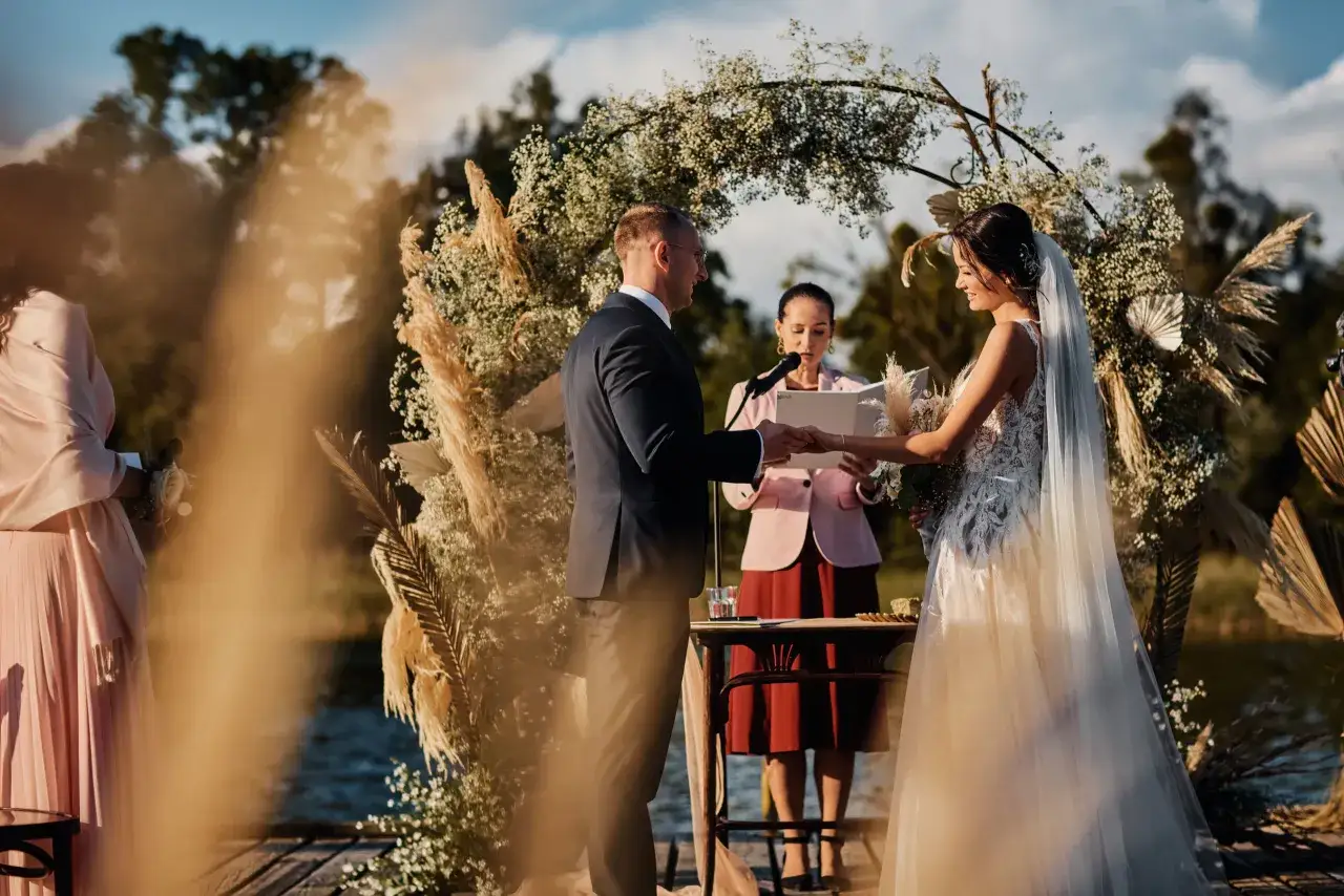 Para Młoda podczas ślubu humanistycznego, który odbywa się na tle pięknej, naturalnej scenerii. Ceremonia jest równie wzruszająca jak ślub cywilny.