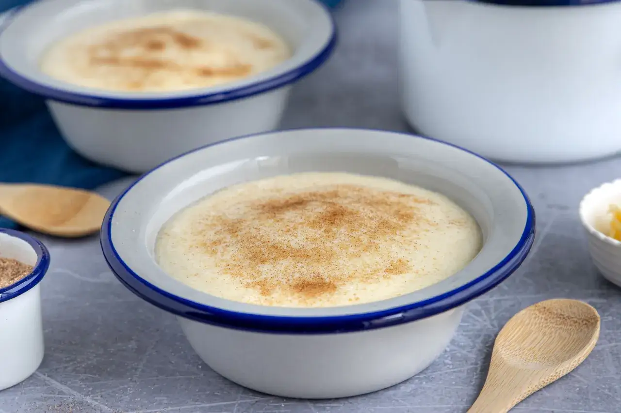 Cremiger Grie&szlig;brei, perfekt f&uuml;r ein schnelles Grie&szlig;brei Rezept. Mit Zimt bestreut und bereit zum Genie&szlig;en.