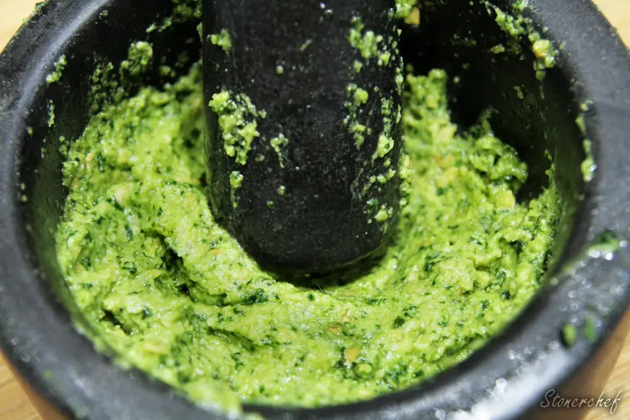 Tradycyjny sposób na to, jak zrobić pesto: świeże zioła rozcierane w moździerzu z czosnkiem i orzeszkami.