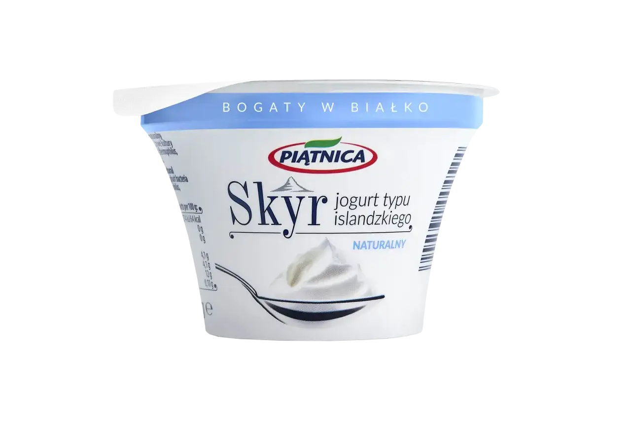 Pojemnik z jogurtem typu islandzkiego Piątnica. Bogaty w białko skyr naturalny na łyżce.