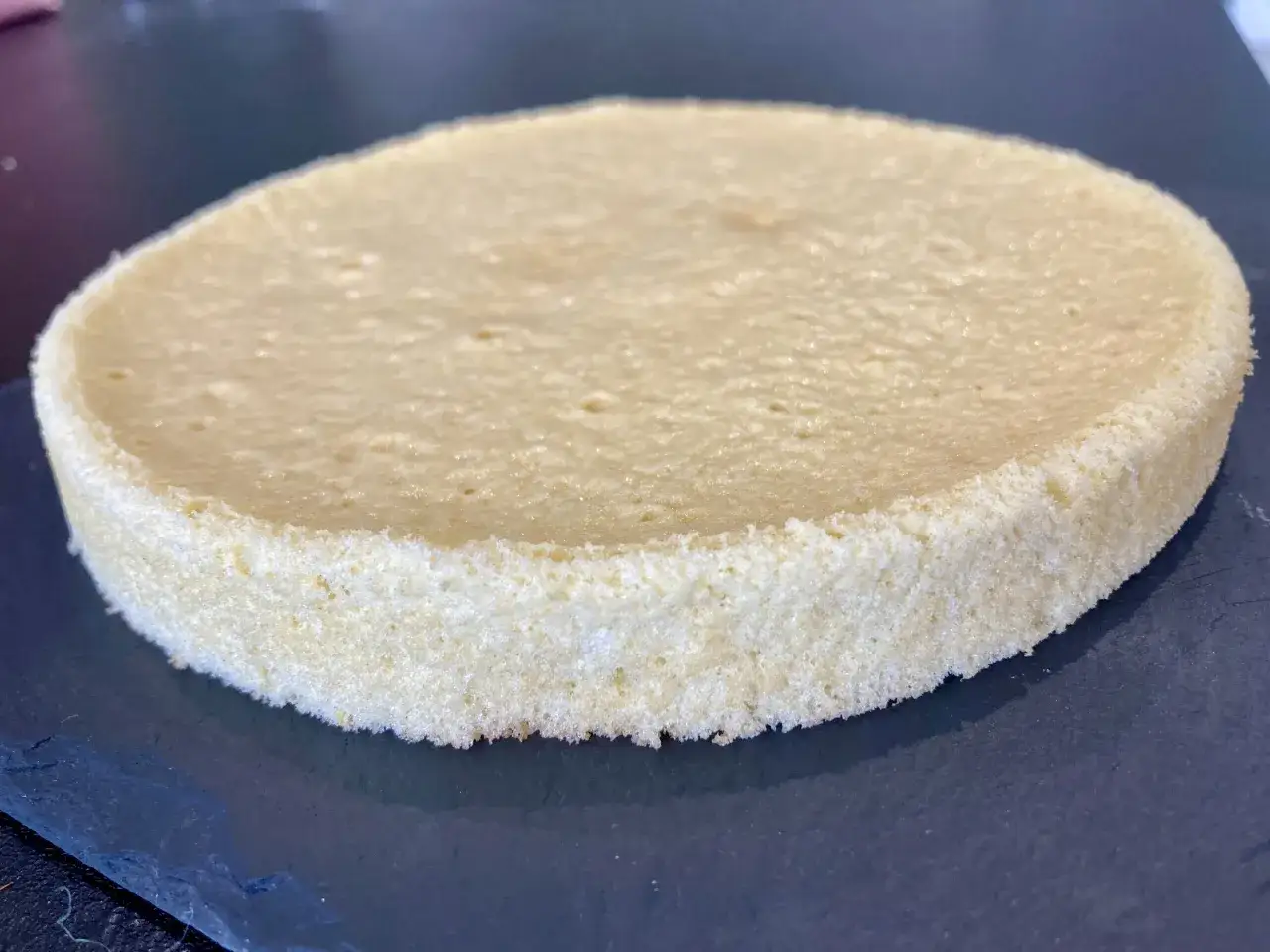Gâteau génoise doré, prêt après un temps de cuisson parfait. Sa texture aérienne promet un délice.