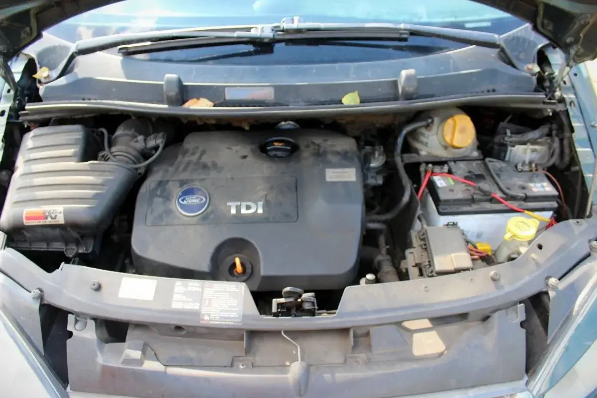 Silnik 1.9 TDI pod maską samochodu. Widać turbosprężarkę, akumulator i elementy układu dolotowego.
