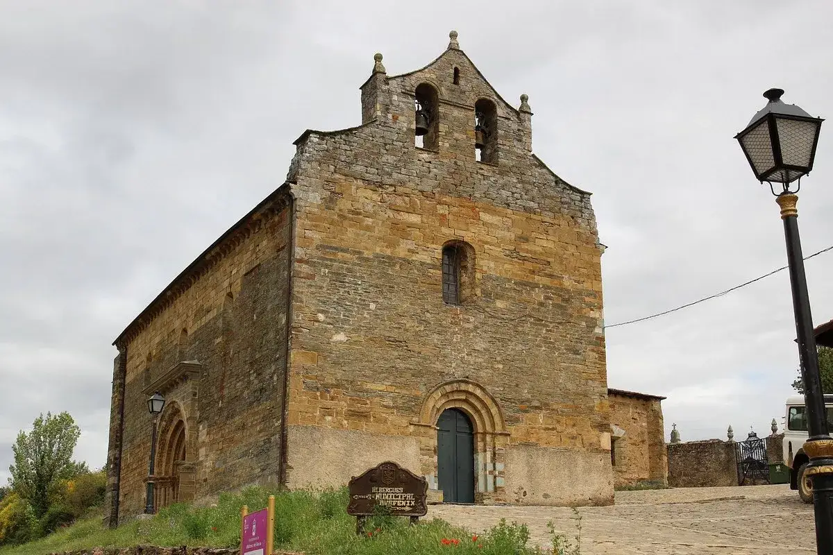 Iglesia románica en Villafranca del Bierzo, con su campanario de dos campanas y un arco de entrada.