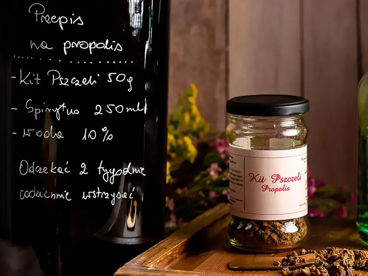 Przepis na propolis: kit pszczeli 50g, spirytus 250ml, woda 10%. Odstawić na 2 tygodnie, codziennie wstrząsać.