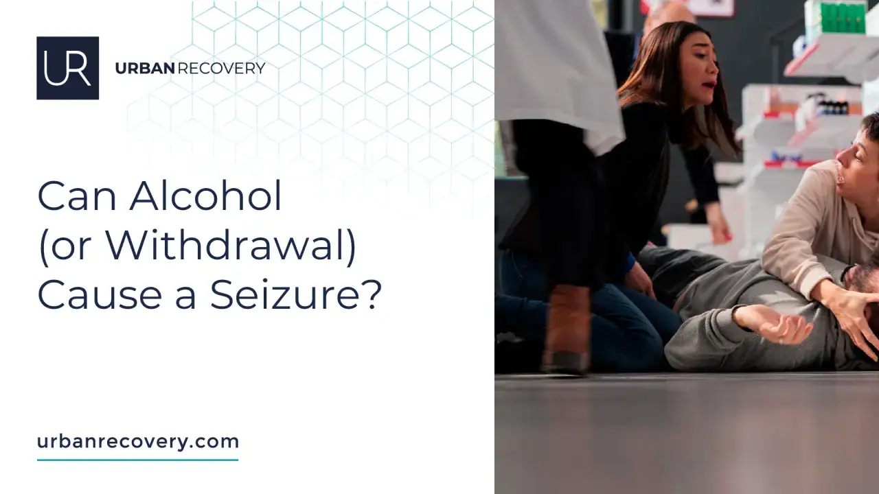 Osoby pomagają mężczyźnie po ataku padaczki alkoholowej. Co robić w takiej sytuacji?