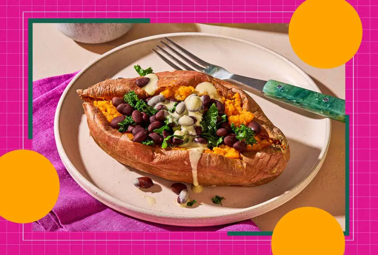 En bakad s&ouml;tpotatis fylld med svarta b&ouml;nor, gr&ouml;nk&aring;l och en kr&auml;mig s&aring;s. En perfekt r&auml;tt f&ouml;r antiinflammatorisk kost, d&auml;r potatisen spelar en viktig roll.